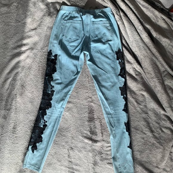 Calzedonia Jean Leggings with Black Lace/Crochet Flowers - Picture 2 of 4